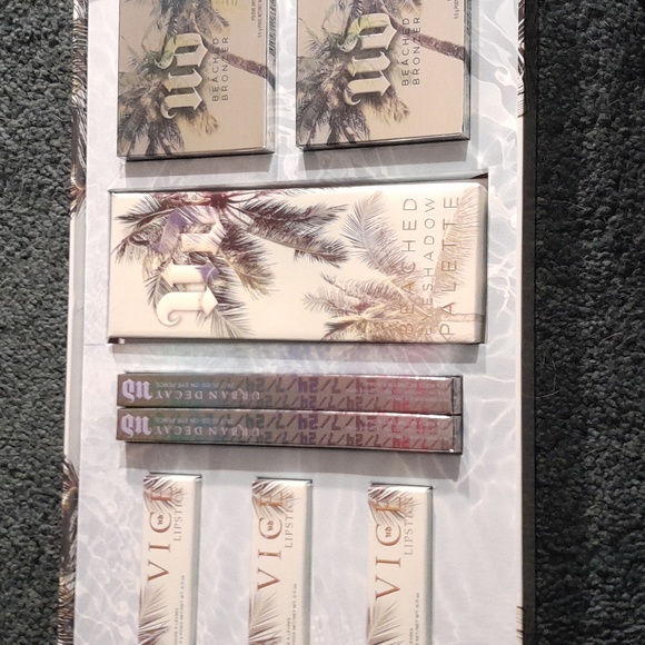 ONE OF A KIND URBAN DECAY BEACHED MAKEUP VAULT COLLECTION - Picture 9 of 13